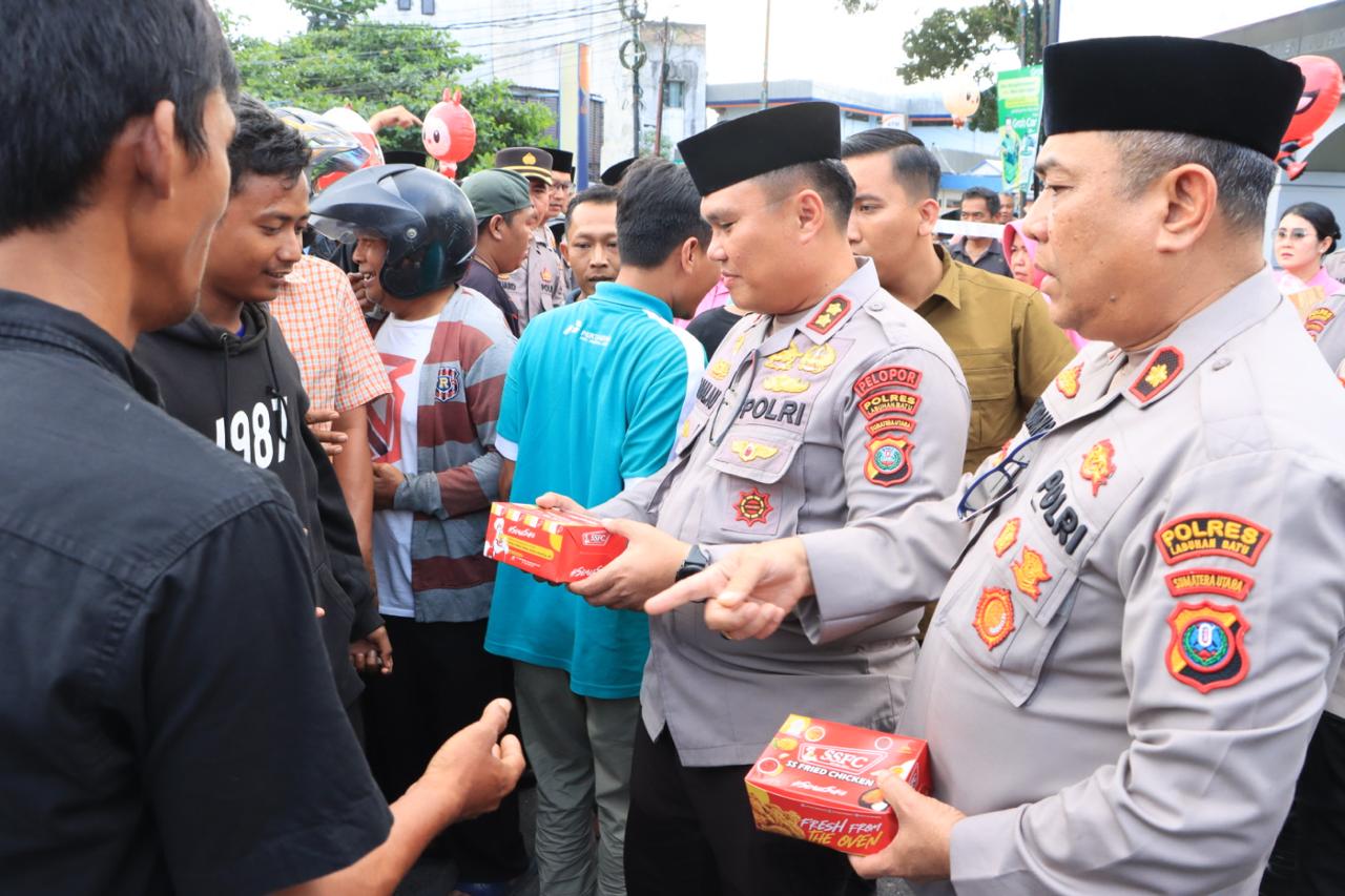 Kapolres Labuhanbatu AKBP Bernard Malau membagikan takjil di Jalan MH. Thamrin Rantauprapat. Waspada/Ist