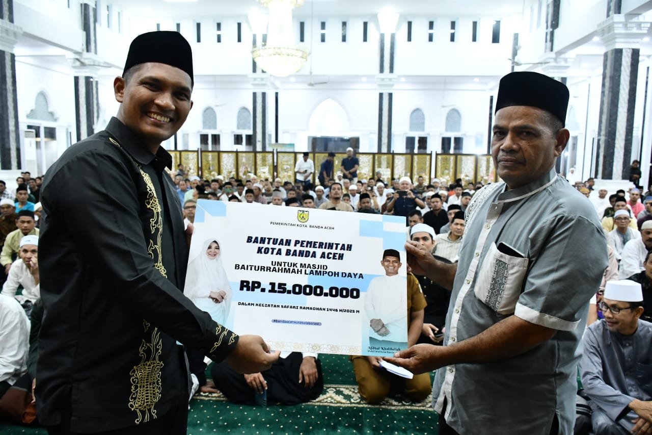 Wakil Wali Kota Banda Aceh Afdhal Khlilullah menyalurkan dana kemakmuran masjid yang diterima BKM Masjid Baiturrahman Lampoh Daya, Kecamatan Jaya Baru Banda Aceh, pada acara safari ramadhan Pemko di gampong setempat, Senin (10/03/25) malam.(Waspada /T.Mansursyah)