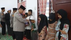 Kapolres Simalungun didampingi Wakapolres saat menyerahkan santunan kepada anak yatim.(Waspada/ist).