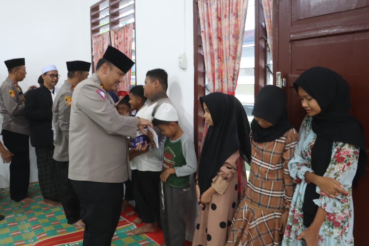 Kapolres Simalungun didampingi Wakapolres saat menyerahkan santunan kepada anak yatim.(Waspada/ist).