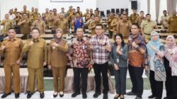 Wali Kota Pematangsiantar Wesly Silalahi (empat kiri) pose bersama Kepala BPK RI Perwakilan Provsu Paula Henry Simatupang (enam kiri) saat bersama Wakil Wali Kota Herlina (lima kiri) menerima Kunker Tim Pemeriksaan Interim BPK RI Perwakilan Provsu di ruang serbaguna Pemko, Jl. Merdeka, Selasa (11/3).(Waspada-Ist).