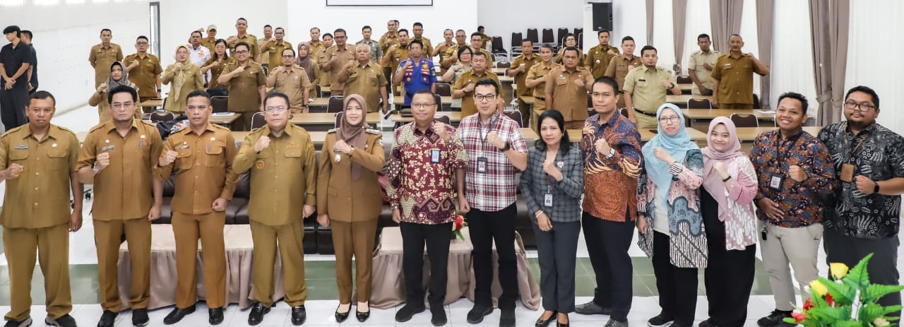 Wali Kota Pematangsiantar Wesly Silalahi (empat kiri) pose bersama Kepala BPK RI Perwakilan Provsu Paula Henry Simatupang (enam kiri) saat bersama Wakil Wali Kota Herlina (lima kiri) menerima Kunker Tim Pemeriksaan Interim BPK RI Perwakilan Provsu di ruang serbaguna Pemko, Jl. Merdeka, Selasa (11/3).(Waspada-Ist).