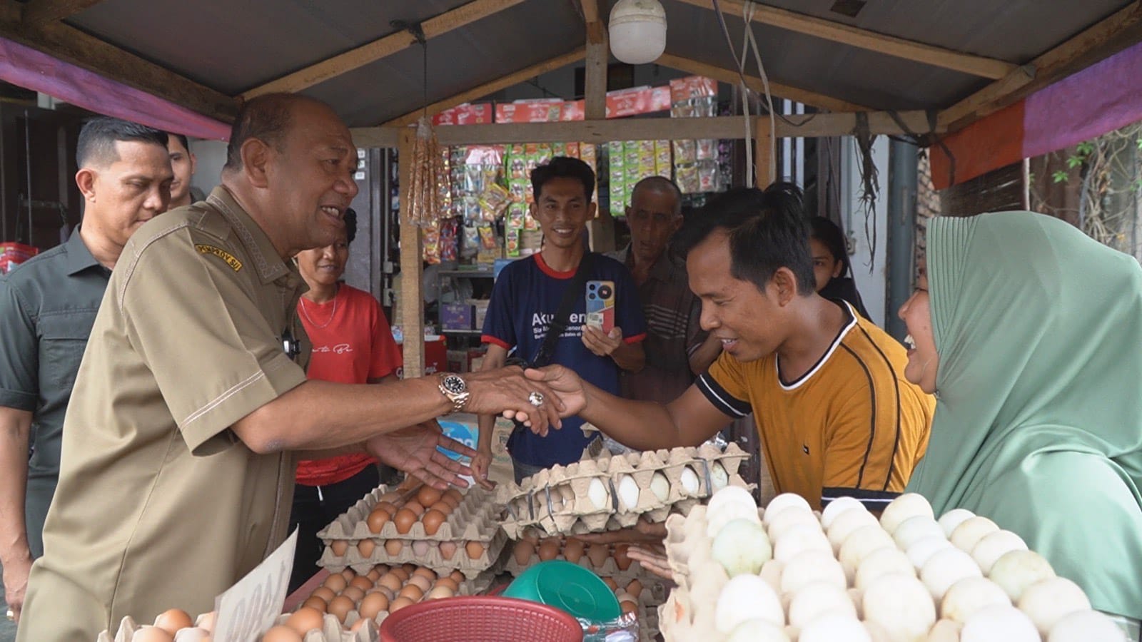 BUPATI Langkat kunjungi pasar tradisional Tanjungpura. Waspada/Ist