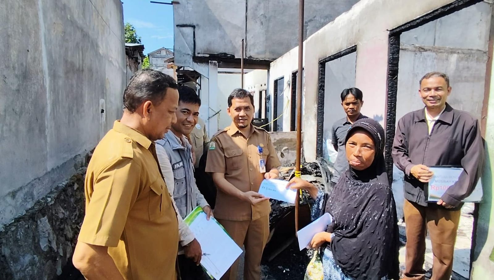 Kabag Umum BMA, Didi Setiadi saat menyalurkan bantuan untuk korban kebakaran di Gampong Ateuk Pahlawan, Kecamatan Baiturrahman, Kota Banda Aceh, Senin (10/3/25).(Waspada/T.Mansursyah)