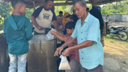 Warga mengantre kanji rumbi di Komplek Masjid Besar Baitul Muttaqin Idi Cut, Gampong Keude, Darul Aman, Aceh Timur, Senin (10/3). Waspada/Muhammad Ishak