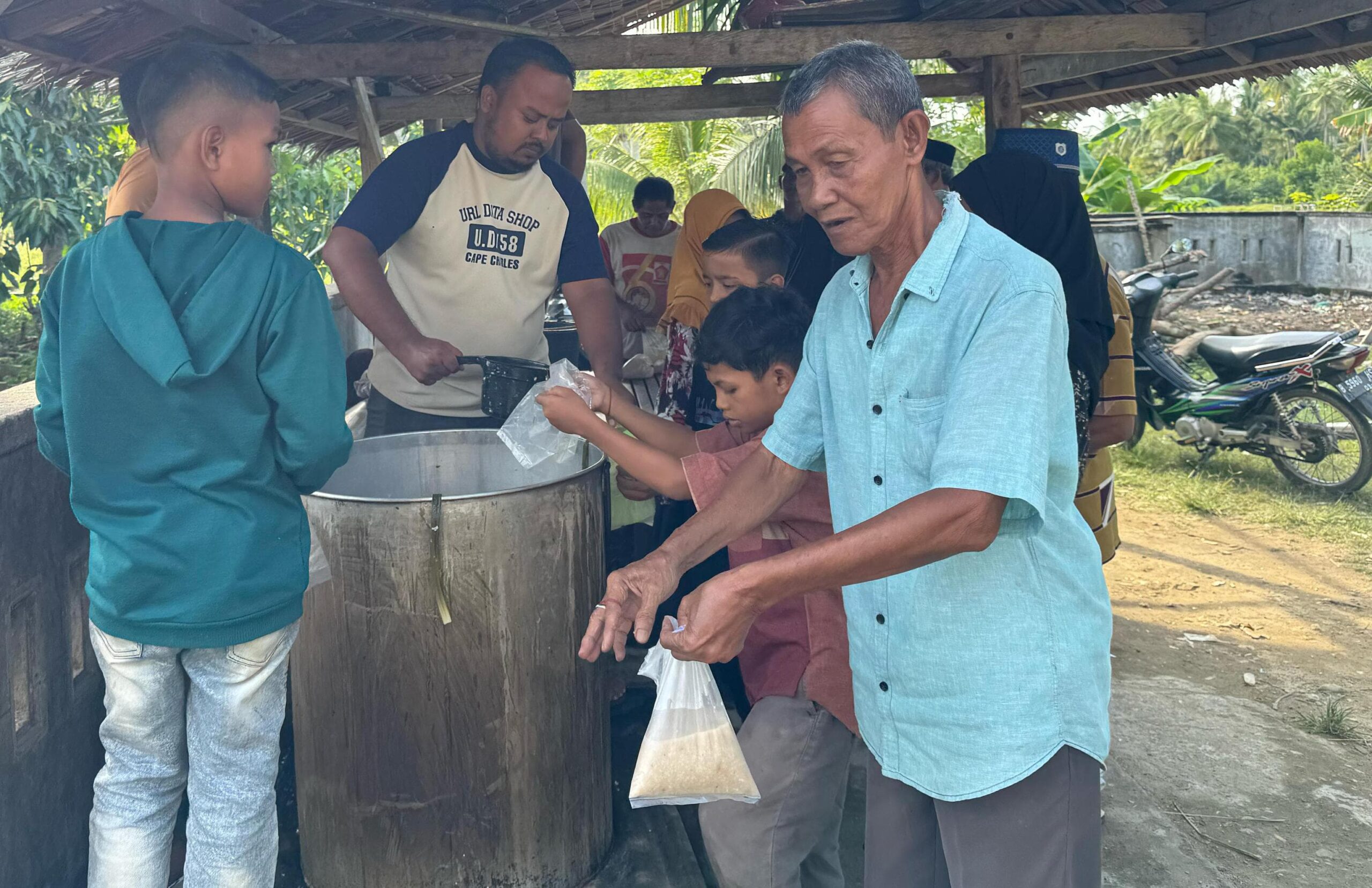 Warga mengantre kanji rumbi di Komplek Masjid Besar Baitul Muttaqin Idi Cut, Gampong Keude, Darul Aman, Aceh Timur, Senin (10/3). Waspada/Muhammad Ishak