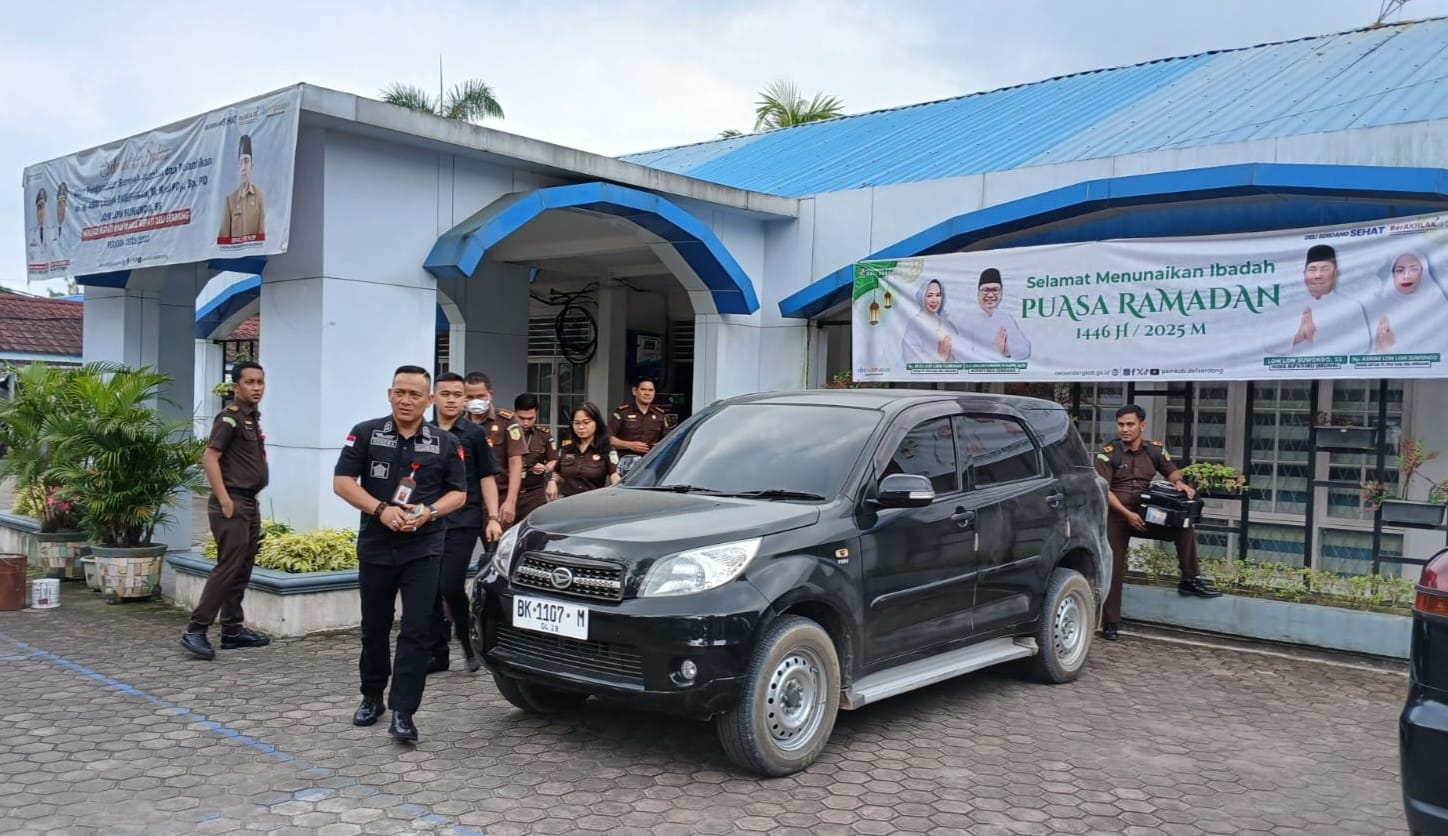 Kasi Pidsus Kejari Deliserdang Hendra Busrian dan Penyidik saat keluar dari Disporabudpar Deliserdang membawa sejumlah dokumen. (Waspada/Edward Limbong).