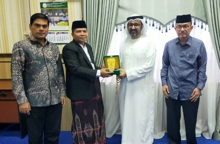 Ketua MPU Aceh Abu Faisal (pakai jas hitam) menerima kunjungan silaturrahmi Tim UEA diruang kerja Ketua MPU Aceh, Selasa (11/03/25).(Waspada/T.Mansursyah)