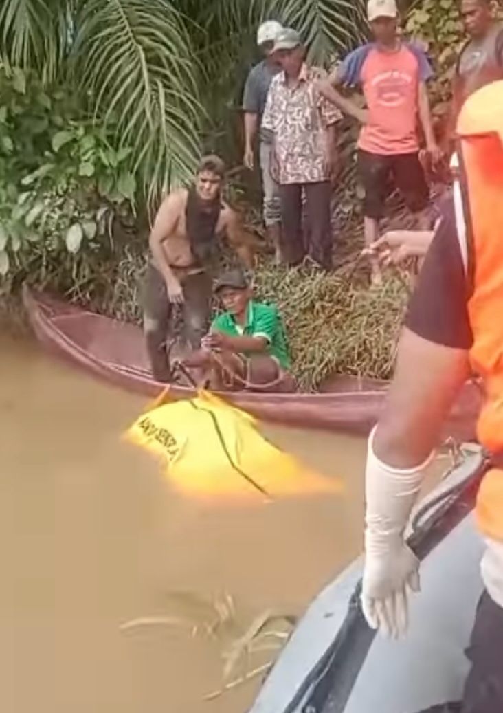 Jenazah Budiono dievakuasi dari Sungai Barumun, Selasa (11/3/2025). Waspada/Deni Daulay