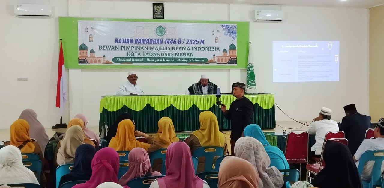 Suasana Kajian Ramadhan di aula Kantor MUI Padangsidimpuan dengan pembicara ustadz H.Ilham Akhyaruddin Hasibuan, MH (kanan depan), Selasa (11/3/2025). Waspada/Mohot Lubis.