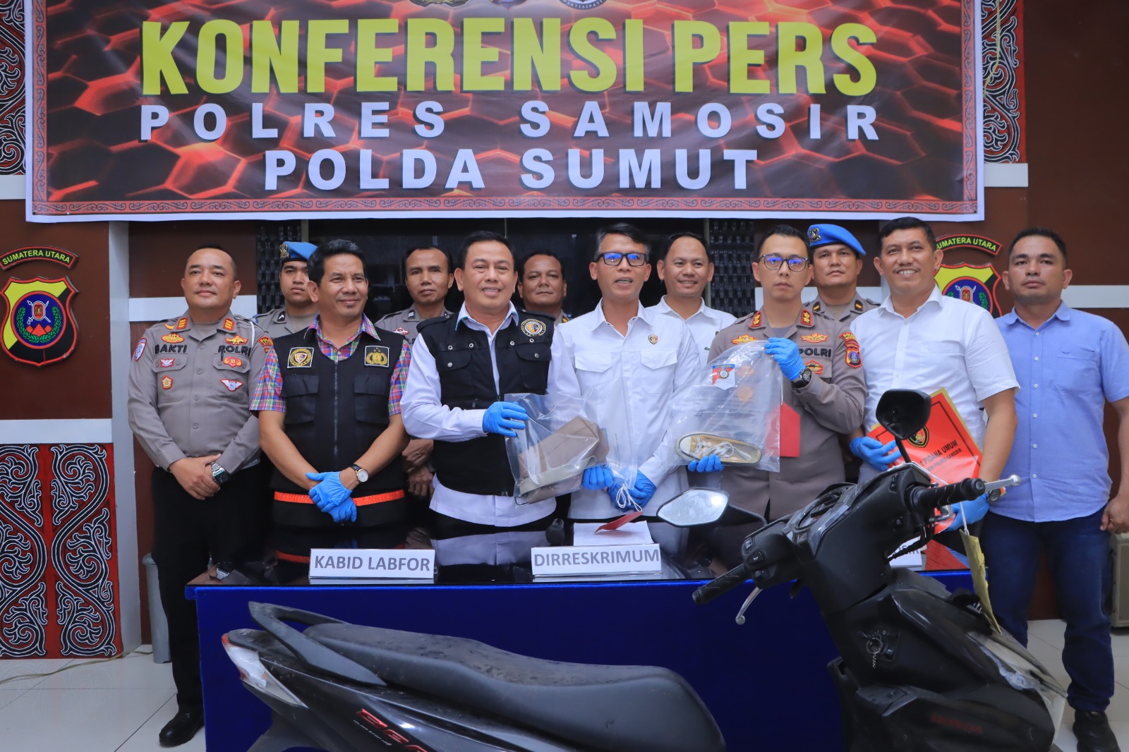 POLRES Samosir bersama Polda Sumut lakukan press release. Waspada/Valencius Sitorus.