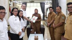 Wakil Wali Kota Pematangsiantar Herlina menerima 48 sertifikat dari Kepala BPN Imansyah Lubis saat mewakili Wali Kota Wesly Silalahi menerima audiensi Kepala BPN itu dan rombongan di rumah dinas wali kota, Jl. MH. Sitorus, Selasa (11/3).(Waspada-Ist).