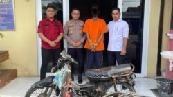 Tersangka HS bersama barang bukti gulungan kabel yang dicurinya dari sejumlah lokasi di Banda Aceh diabadikan bersama personel Sat Raskrim Polresta Banda Aceh dan dipastikan akan bertebaran di dalam sel. (Waspada/Zafrullah)