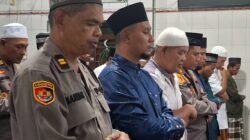 Kapolres Pematangsiantar AKBP Yogen Heroes Baruno (empat kiri depan) Safari Ramadhan di Masjid Ilham, Jl. Ahmad Yani, Kel. Pardomuan, Kec Sianțar Timur, Selasa (11/3) malam dan mengajak jamaah menjaga Kamtibmas.(Waspada-Ist).