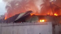 Rumah warga Kampung Tualang Baro,Kecamatan Manyak Payed,Aceh Tamiang yang terbakar pada Rabu (12/3) sore.(Waspada/Yusri).