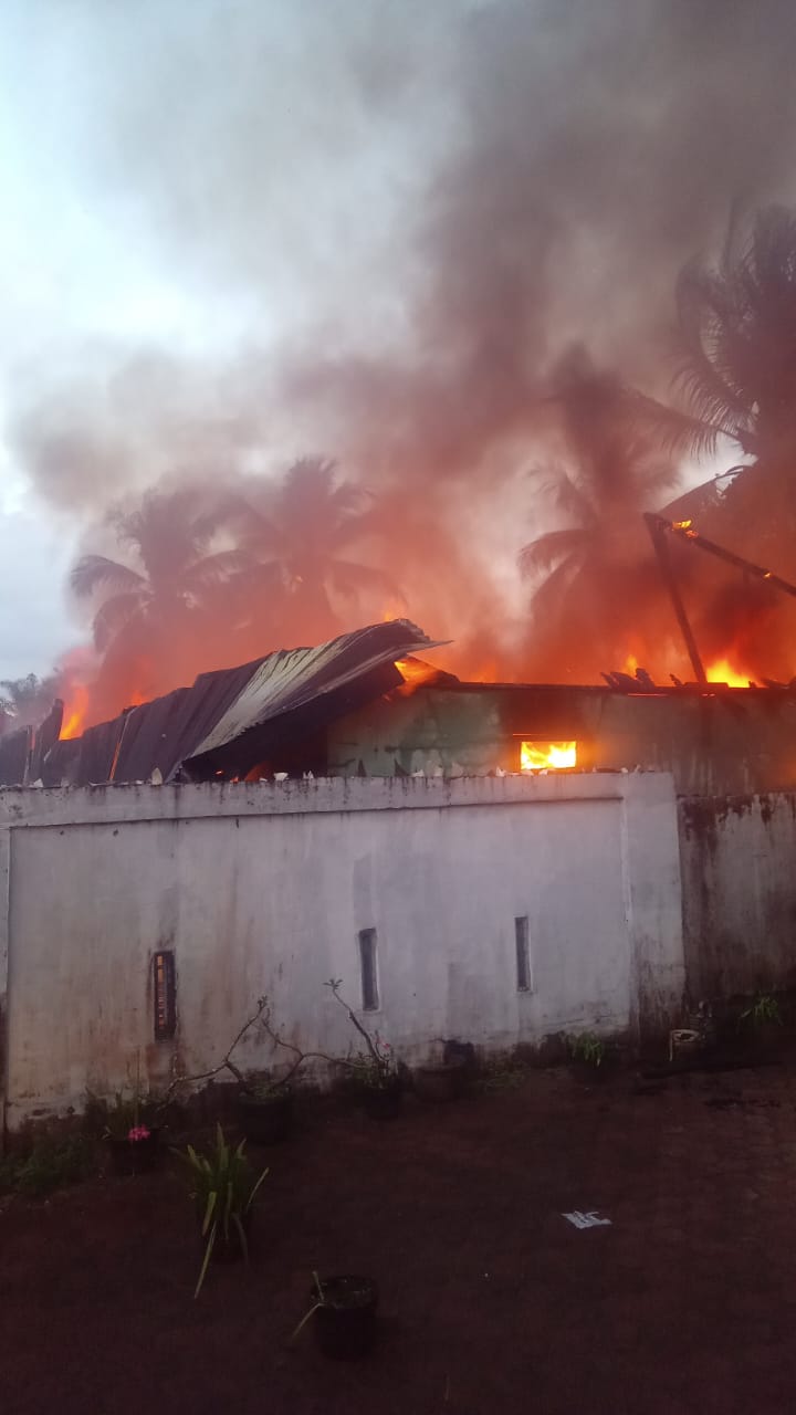 Rumah warga Kampung Tualang Baro,Kecamatan Manyak Payed,Aceh Tamiang yang terbakar pada Rabu (12/3) sore.(Waspada/Yusri).