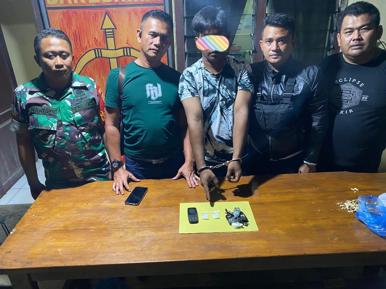 Tersangka AA dan barang bukti saat diamankan di Mapolsek Bosar Maligas.(Waspada/ist).