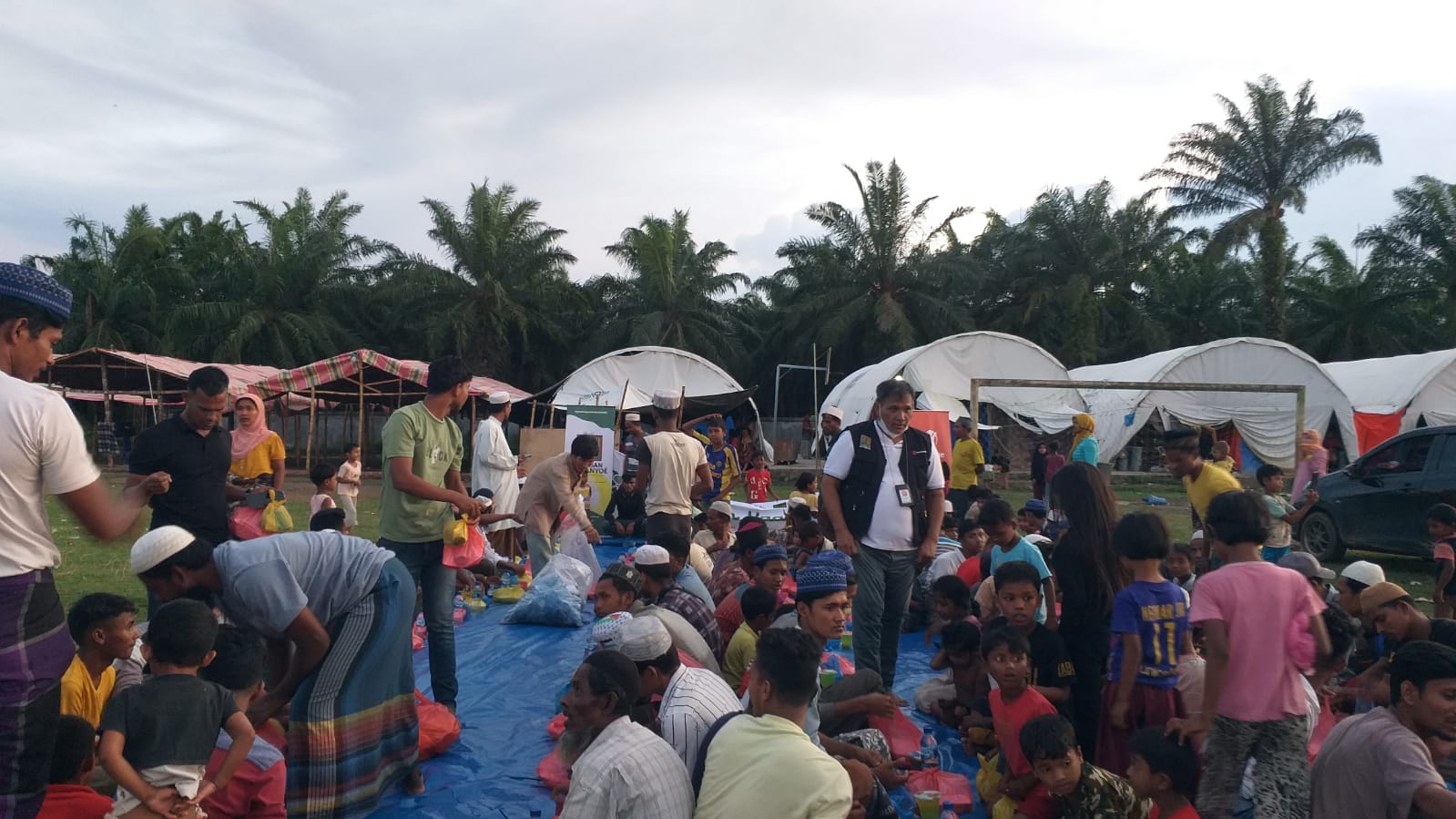 Kegiatan buka puasa bersama pengungsi Rohingya di sejumlah camp yang ada di Aceh bersama Yayasan Geutanyoe, Rabu (12/3).Waspada/Munawar