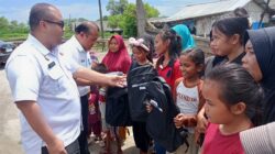 Asri Ludin Tambunan Bantu Perlengkapan Sekolah Anak Pesisir Pantai Labu