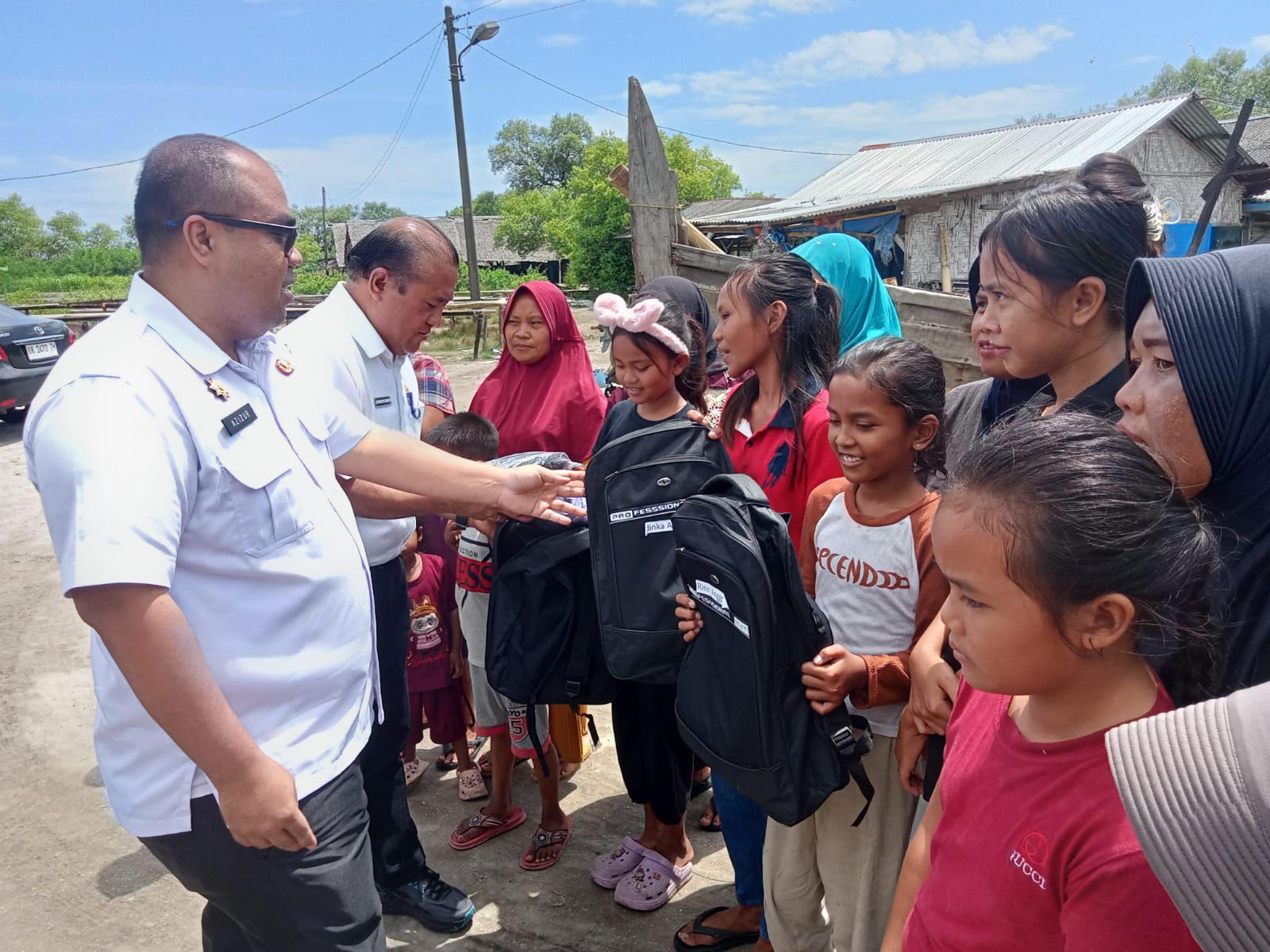 Asri Ludin Tambunan Bantu Perlengkapan Sekolah Anak Pesisir Pantai Labu