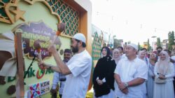 Gubernur Aceh, Muzakir Manaf, memukul bedug tanda dibukanya secara resmi even Aceh Ramadhan Festival (ARF) di kompleks Masjid Raya Baiturrahman Banda Aceh. (Waspada/Zafrullah)