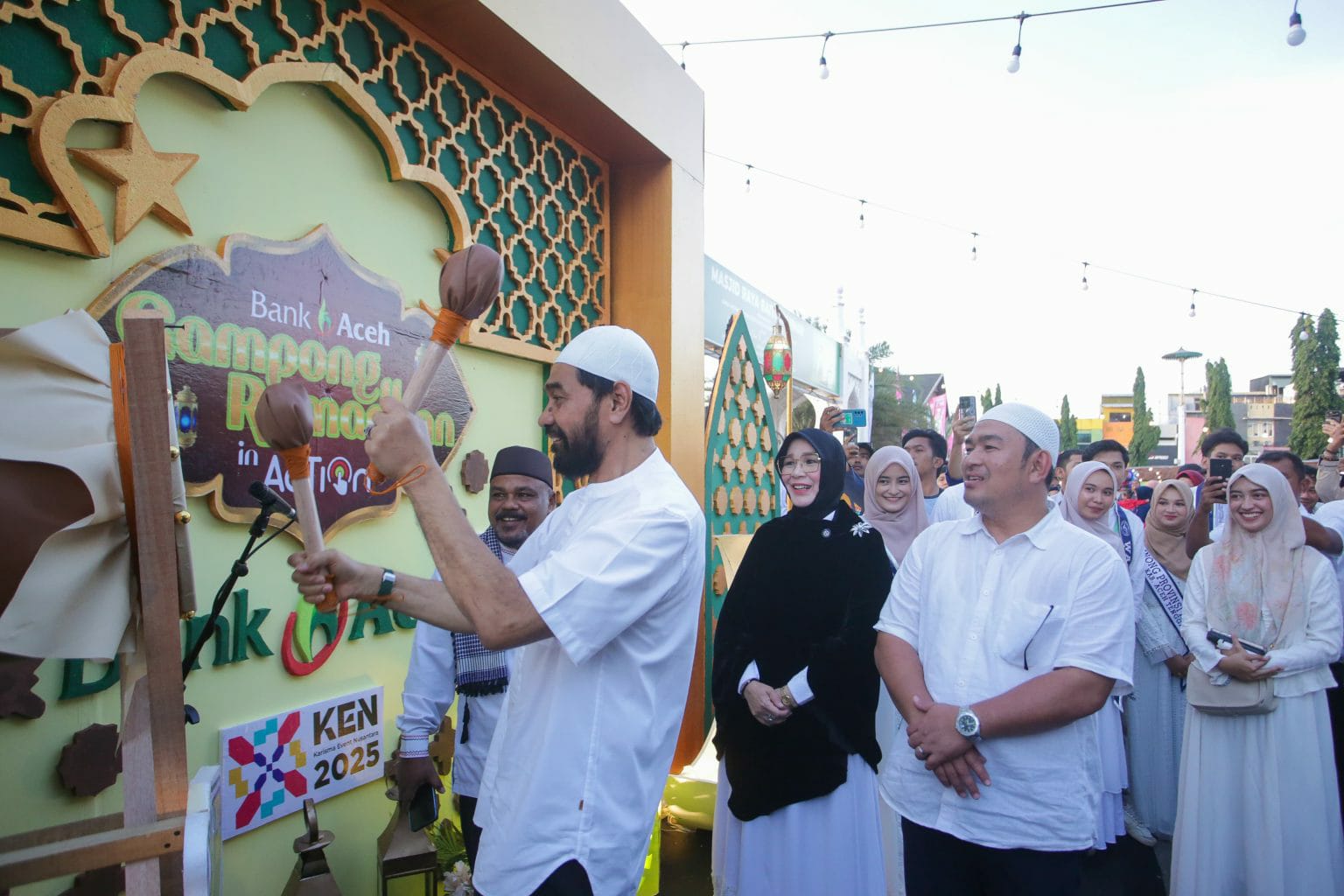 Gubernur Aceh, Muzakir Manaf, memukul bedug tanda dibukanya secara resmi even Aceh Ramadhan Festival (ARF) di kompleks Masjid Raya Baiturrahman Banda Aceh. (Waspada/Zafrullah)