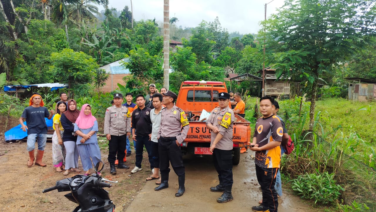 Polres Padangsidimpuan Bantu Bersihkan Rumah Korban Banjir