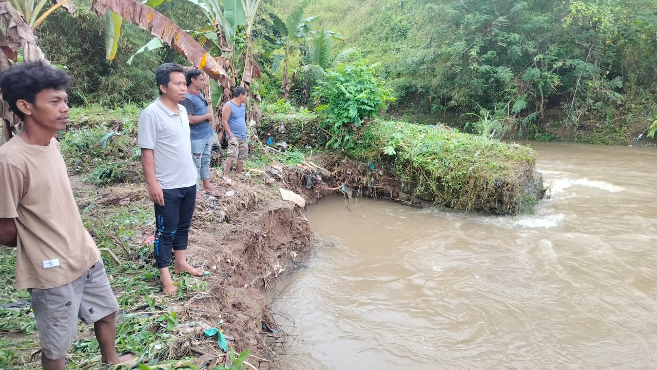 Polres Padangsidimpuan Bantu Bersihkan Rumah Korban Banjir