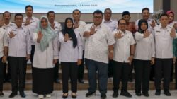 Wakil Wali Kota Pematangsiantar Herlina (lima kiri ) pose bersama Kepala Perwakilan BKKBN Provsu Fatmawati (empat kiri) dan lainnya saat mewakili Wali Kota Wesly Silalahi dalam rapat Tim Percepatan Penurunan Stunting (TPPS) aksi delapan konvergensi (reviu kinerja stunting) 2025 di gedung serbaguna Pemko, Jl. Merdeka, Rabu (12/3).(Waspada-Ist).