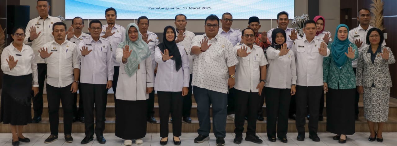 Wakil Wali Kota Pematangsiantar Herlina (lima kiri ) pose bersama Kepala Perwakilan BKKBN Provsu Fatmawati (empat kiri) dan lainnya saat mewakili Wali Kota Wesly Silalahi dalam rapat Tim Percepatan Penurunan Stunting (TPPS) aksi delapan konvergensi (reviu kinerja stunting) 2025 di gedung serbaguna Pemko, Jl. Merdeka, Rabu (12/3).(Waspada-Ist).