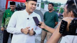 Wabup Sergai H Adlin Tambunan saat didampingi Ketua PD Muhammadiyah Sergai Achyar usai berburu takjil di bazar Kamlung Ramadan Muhammadiyah Sergai, Selasa (11/3) sore di Sei Rampah. (Waspada/Ist)