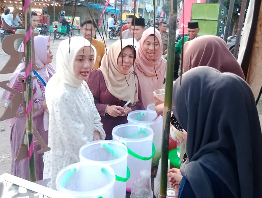 Adlin Tambunan Berburu Takjil Di Kampung Ramadan Muhammadiyah