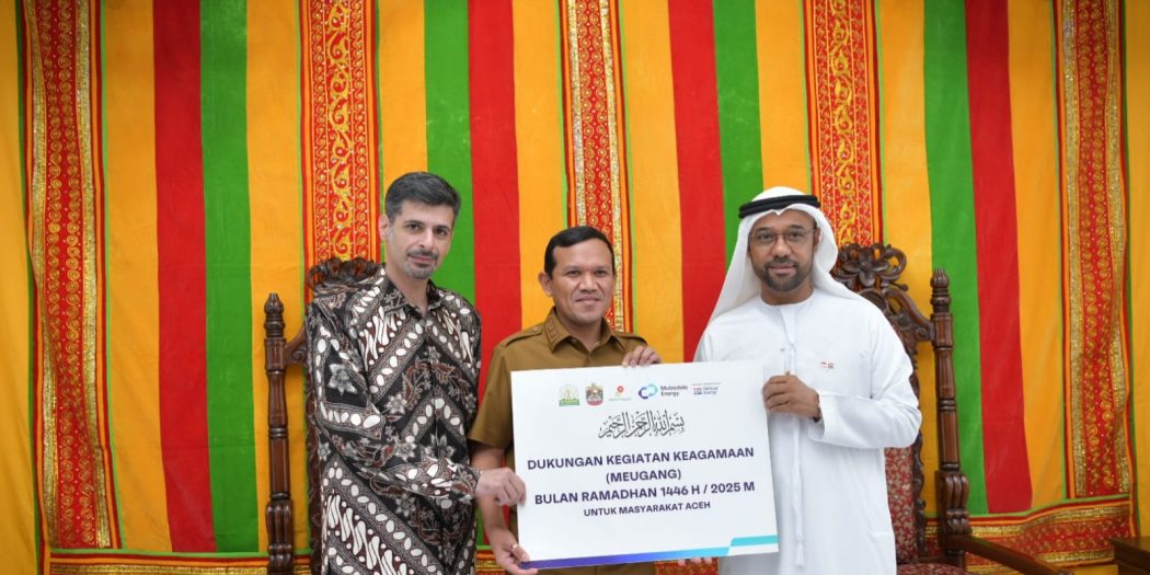 Wagub Aceh, Fadhlullah, SE, saat menerima secara simbolis sumbangan 5 ekor sapi untuk meugang Idul Fitri 1446 Hijriah, yang diserahkan Presiden Direktur Mubadala Energy Indonesia Abdulla Bu Ali, sebelum kembali ke Jakarta, di VIP Bandara Internasional SIM, Aceh Besar, Selasa (11/3). (Waspada/Ist)