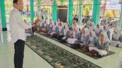 Ketua PWI Kota Langsa, Putra Zulfirman saat menjadi narasumber pada kegiatan Literasi Ramadan di SMAN 2 Langsa, Rabu (12/3).Waspada/Munawar