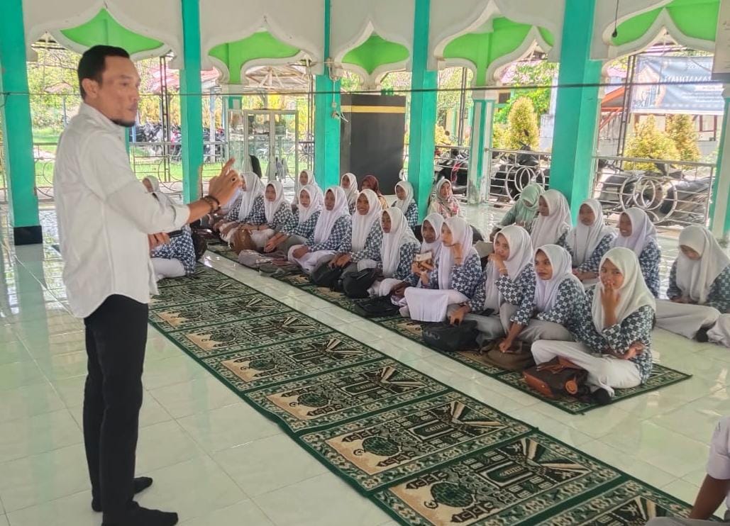 Ketua PWI Kota Langsa, Putra Zulfirman saat menjadi narasumber pada kegiatan Literasi Ramadan di SMAN 2 Langsa, Rabu (12/3).Waspada/Munawar