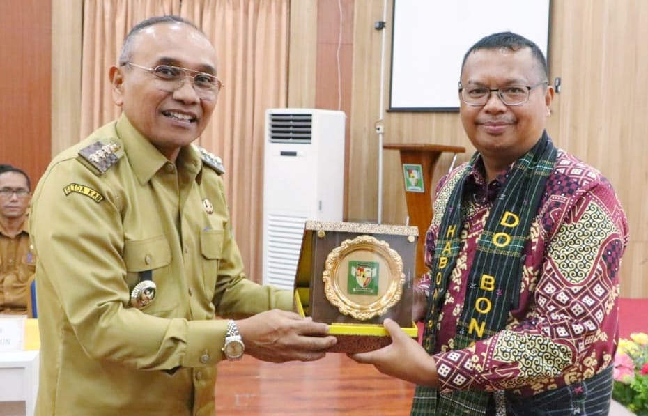 Bupati Simalungun Anton Saragih menyerahkan plakat kepada Kepala BPK RI Perwakilan Provinsi Sumut, Paula Henry Simatupang dalam rangkaian kegiatan entry meeting di Balai Harungguan Djabanten Damanik Kantor Bupati Simalungun, Selasa (11/3).(Waspada/ist).