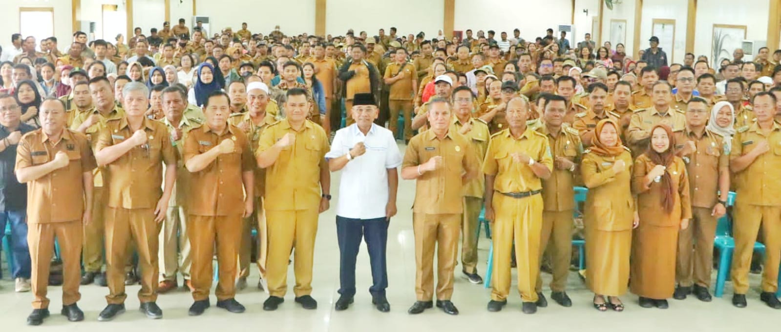 Bupati Simalungun Anton Saragih saat bersama para Camat, Pangulu dan Perangkat Nagori dalam kegiatan Fasilitasi Penyusunan Perencanaan Pembangunan Nagori di Aula T Djohan Garingging Simalungun City Hotel, Pematangraya, Selasa (11/3).(Waspada/ist).