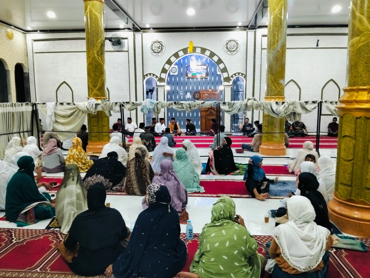 Kegiatan safari ramadhan Pemkab Abdya, di Masjid Jamik Issalahuddin Desa Suka Nibong, Kecamatan Tangan Tangan. Foto direkam Selasa malam (11/3) lalu.Waspada/Syafrizal