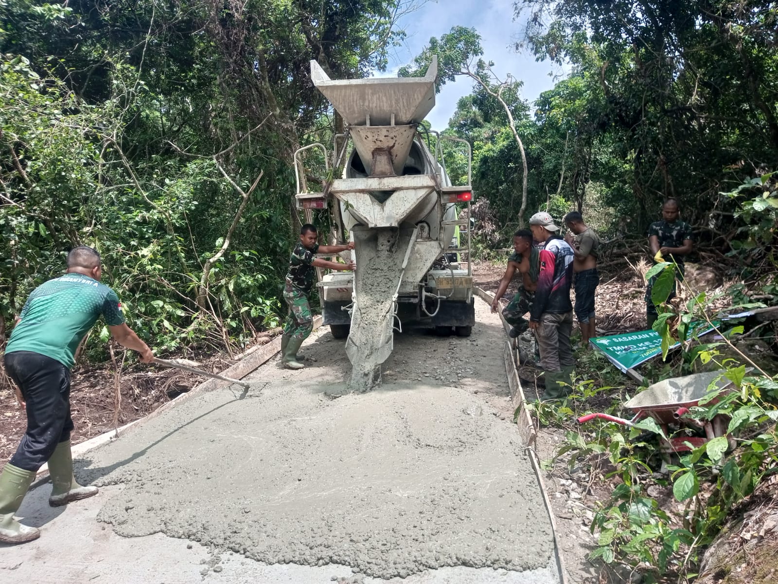 Tampak dalam gambar progres pembangunan jalan program TMMD ke 123 di Desa Jaboi Sabang sudah mencapai 80 persen. (Waspada/ist)