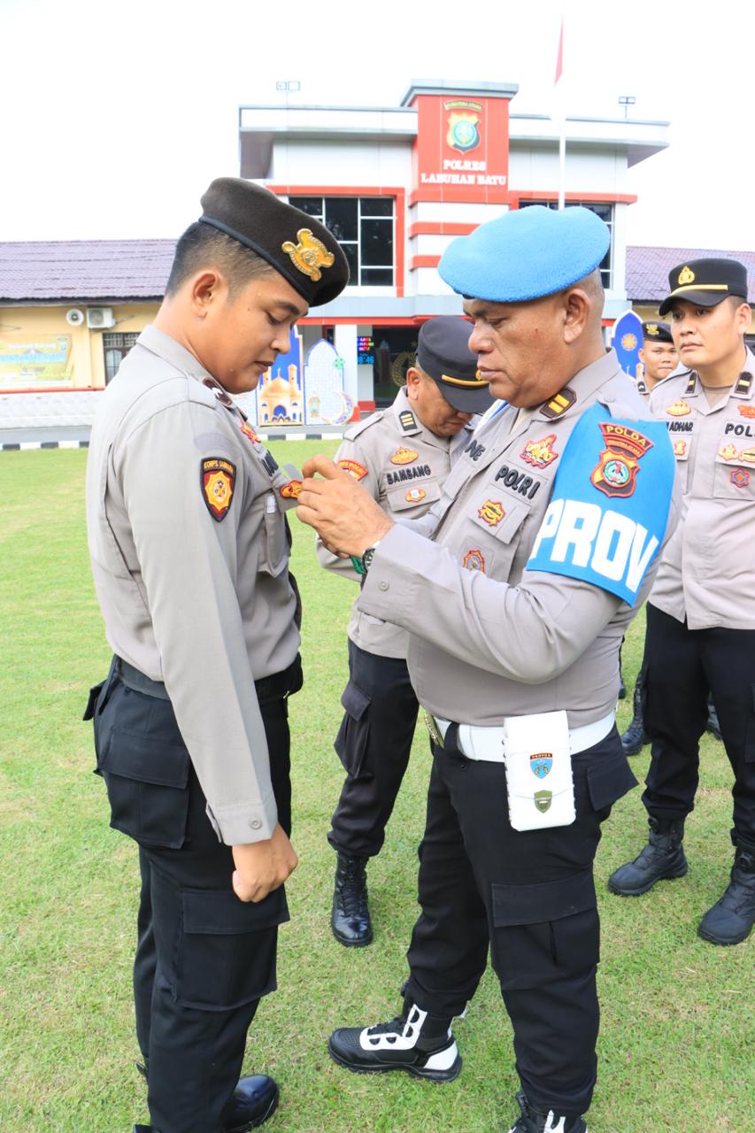 Tim Bidpropam Poldasu dan Bidpropam Polres L.Batu memeriksa para personel. (Waspada /Ist)