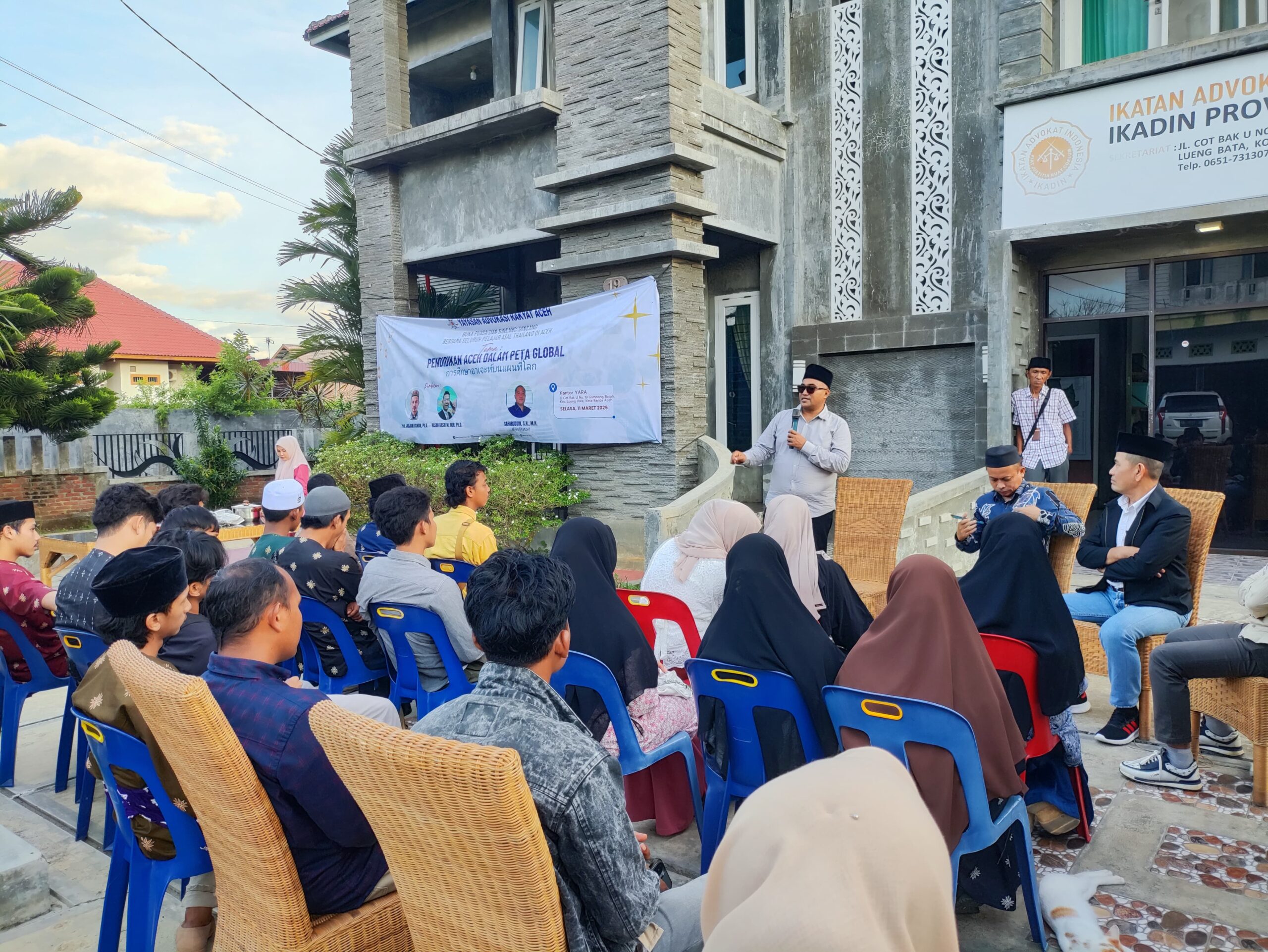 Bukber YARA bersama mahasiswa Thailand Aceh di IKADIN Aceh dengan dua Professor Ar-Raniry. Selasa (12/3) malam. Waspada/Ist