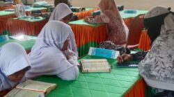 Para pelajar SD Negeri 2 Lhoksukon sedang mengikuti tadarus, pada jam pertama kegiatan Ramadhan di sekolah. Waspada/ist