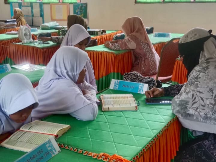 Para pelajar SD Negeri 2 Lhoksukon sedang mengikuti tadarus, pada jam pertama kegiatan Ramadhan di sekolah. Waspada/ist