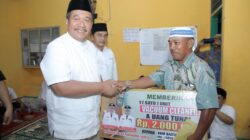 Bupati Asahan Taufik Zainal Abidin menyerahkan bantuan kepada masjid Baiturahhaman, kec Meranti, dalam kegiatan Tim Safari Ramadhan Pemkab Asahan. Waspada/Ist