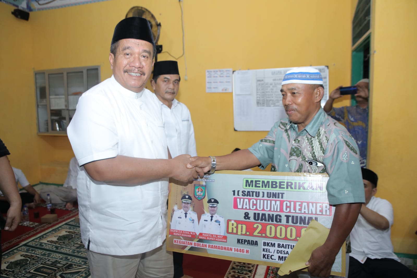 Bupati Asahan Taufik Zainal Abidin menyerahkan bantuan kepada masjid Baiturahhaman, kec Meranti, dalam kegiatan Tim Safari Ramadhan Pemkab Asahan. Waspada/Ist