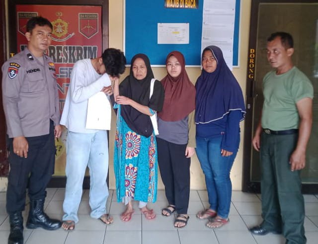 Polres Pematangsiantar melalui Polsek Siantar Martoba menyelesaikan perkara pengancaman dan penganiayaan seorang anak, NARP, 21, terhadap ibu kandungnya, WSR, 51, melalui Problem Solving setelah melalui mediasi di Mapolsek Siantar Martoba, Selasa (11/3) siang.(Waspada-Ist).