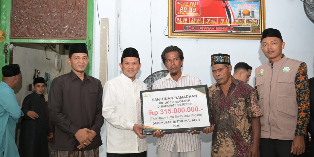 Wakil Gubernur Aceh, H. Fadhlullah, SE, saat menyerahkan santunan Ramadhan senilai Rp315 juta dari Muzaki Baitul Mal Aceh untuk dibagikan kepada 315 mustahik di Bireuen, Kamis (12/3). (Waspada/Ist)