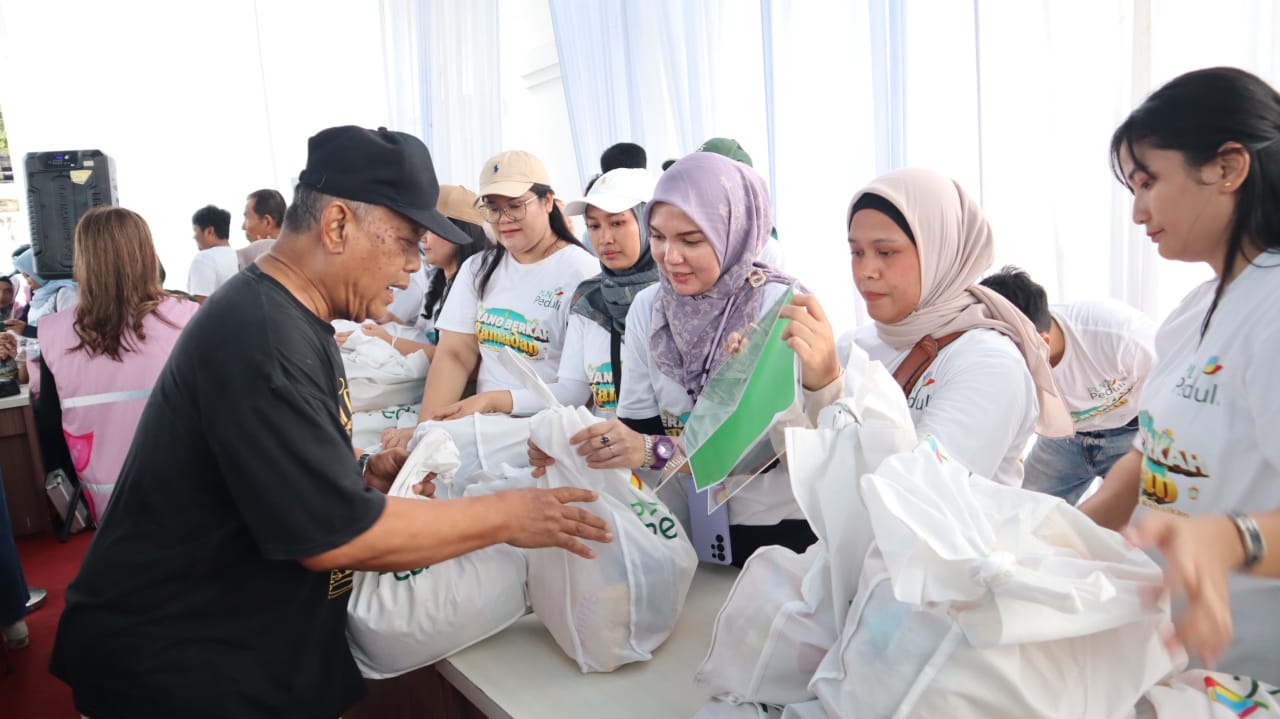 Srikandi PLN terus berperan aktif dalam mendistribusikan sembako kepada warga.