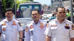 Kepala Dishub Julham Situmorang beserta jajarannya mensosialisasikan pengoptimalan pengoperasian terminal Tanjung Pinggir kepada armada bus yang membuat stasiun di sekitar Ramayana Department Store, Rabu (12/3).(Waspada-Ist).