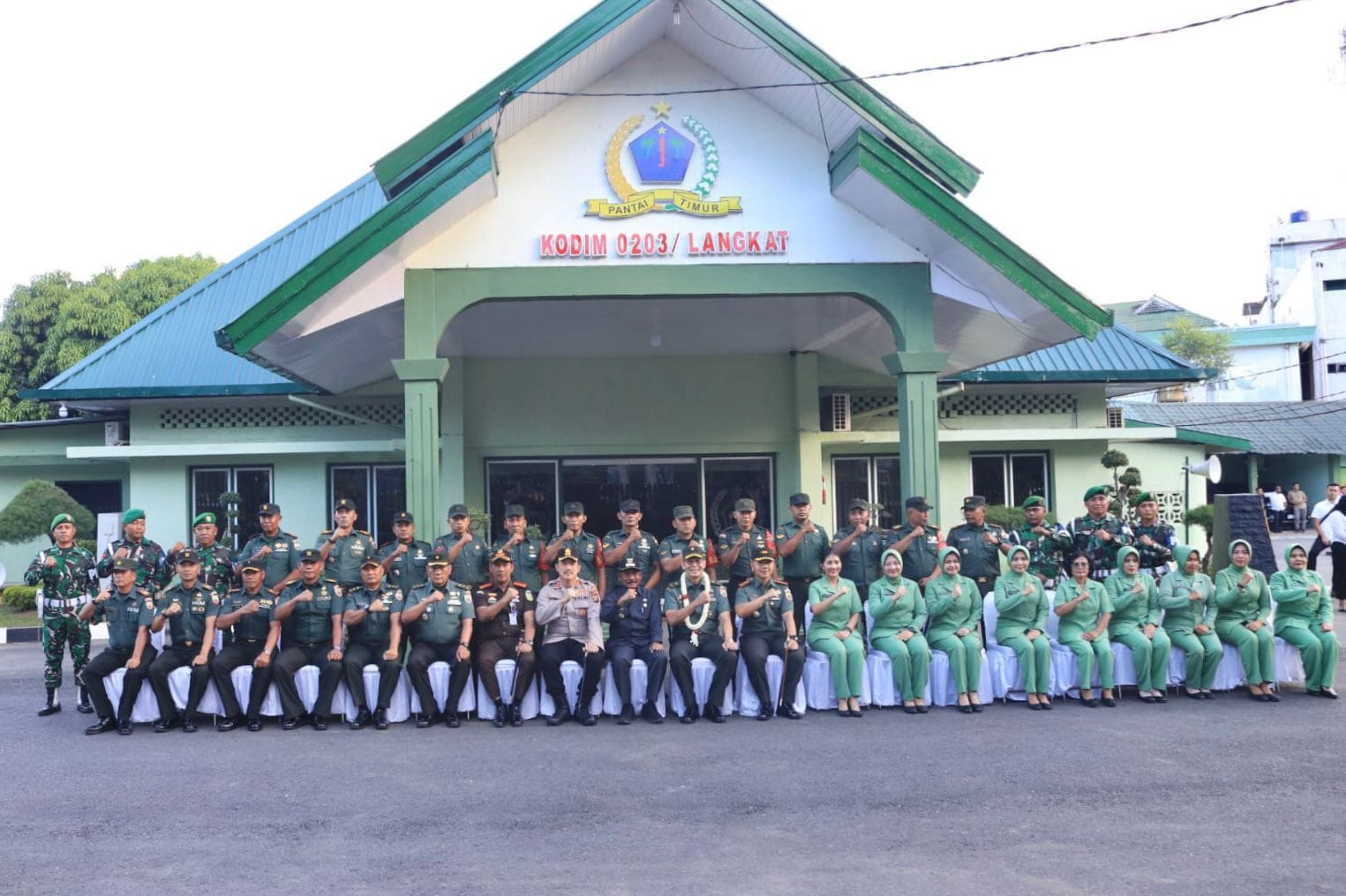 Terlihat Kapoksahli Pangdam I BB Brigjen TNI Dapit Hatigoran Hutagaol berpoto bersama dengan Wali kota Binjai dan Dandim 0203 langkat bersama rombongan.(Waspada/Ist).